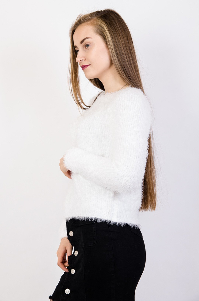 Biały puszysty sweter dzianinowy
