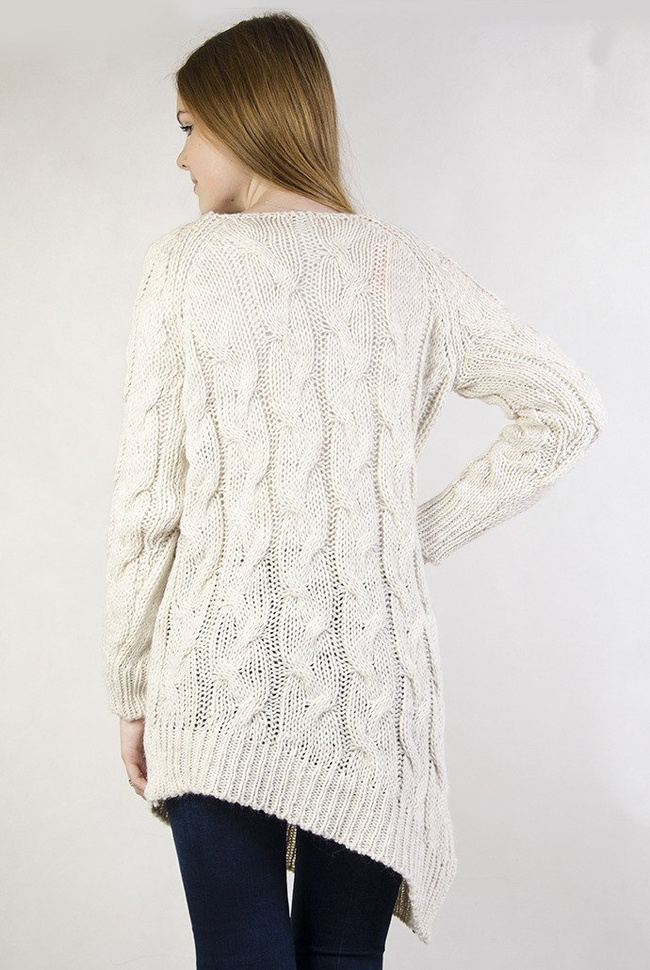 Beżowy sweter o grubym splocie z dłuższym bokiem