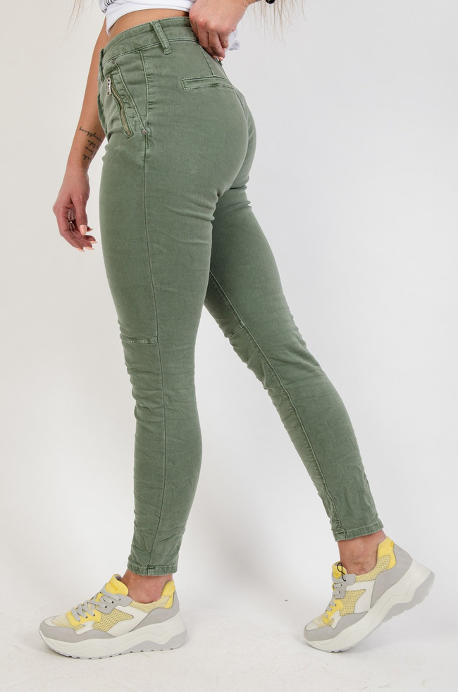 Zielone spodnie joggery z zamkami przy kieszeniach