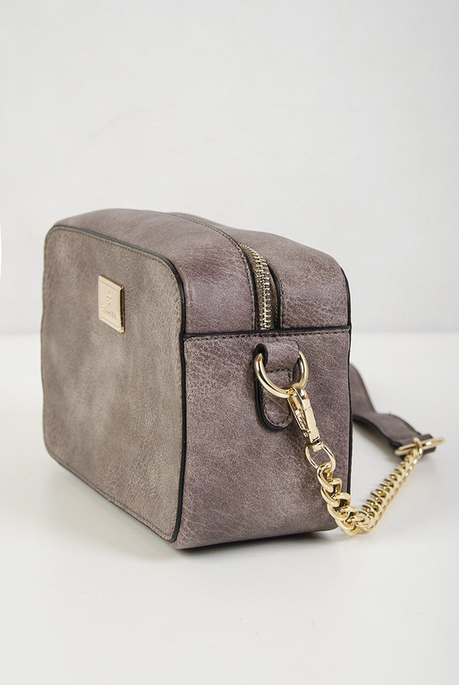 Beżowa, mała torebka z łańcuszkiem