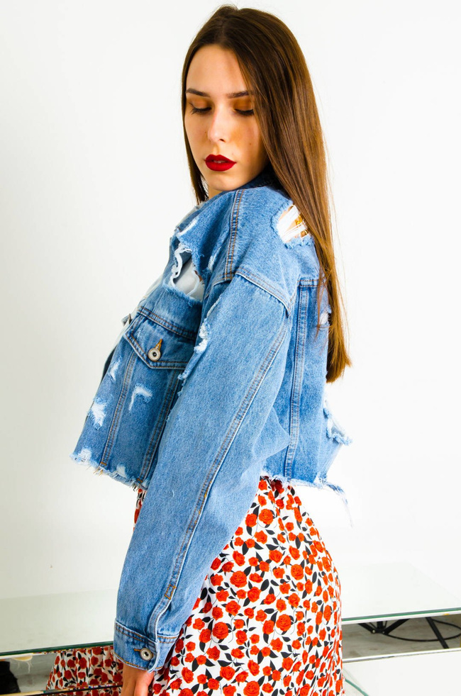 KRÓTKA DWUKOLOROWA KURTKA JEANSOWA Z SZARPANIAMI 