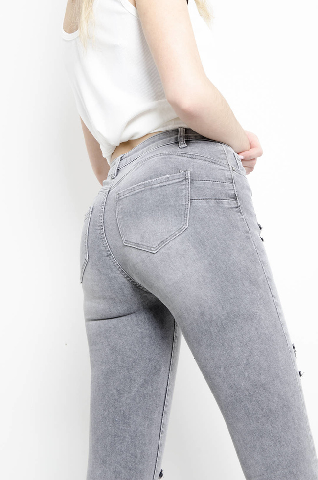 SPODNIE JEANSOWE SZARE PUSH UP Z SZARPANIAMI