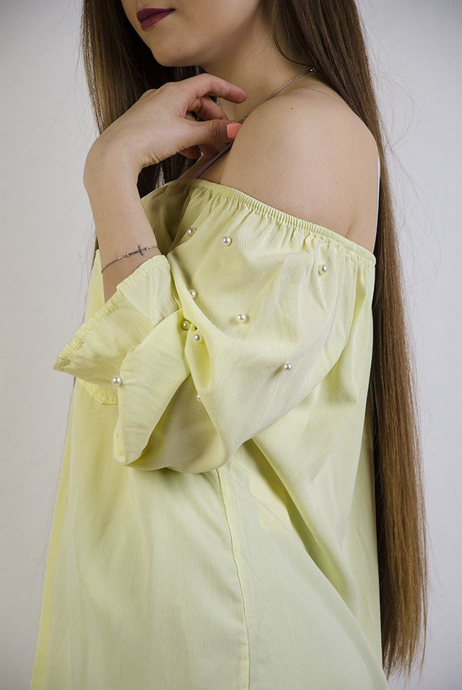 Żółta bluzka z hiszpańskim dekoltem i koralikami