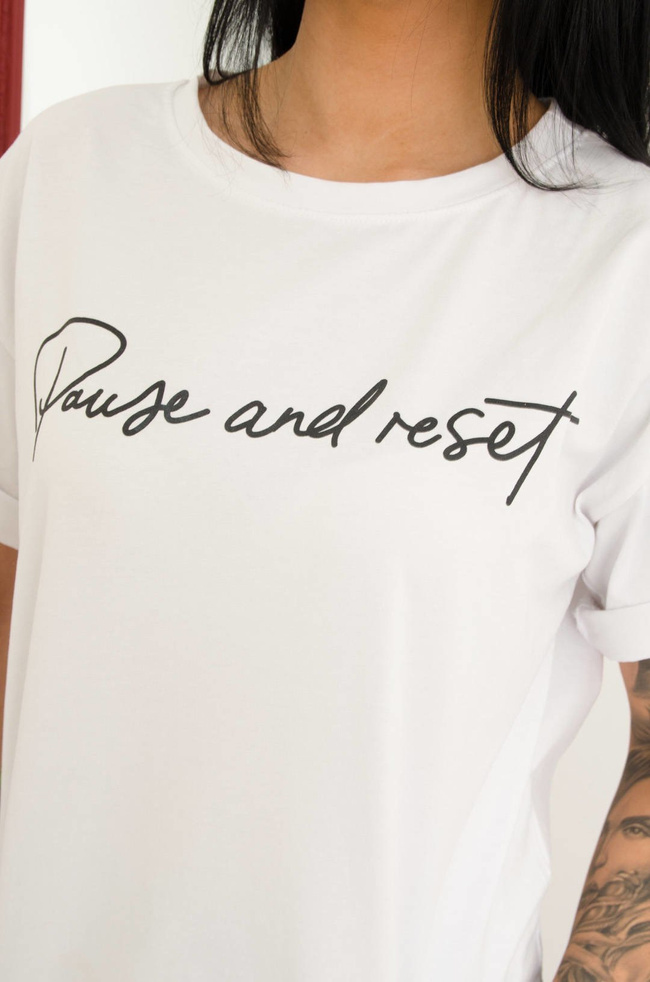 BIAŁY T-SHIRT OVERSIZE Z NAPISEM