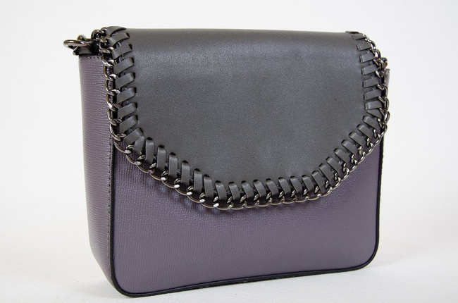 Szara mała torebka z klapką plecioną łańcuszkiem