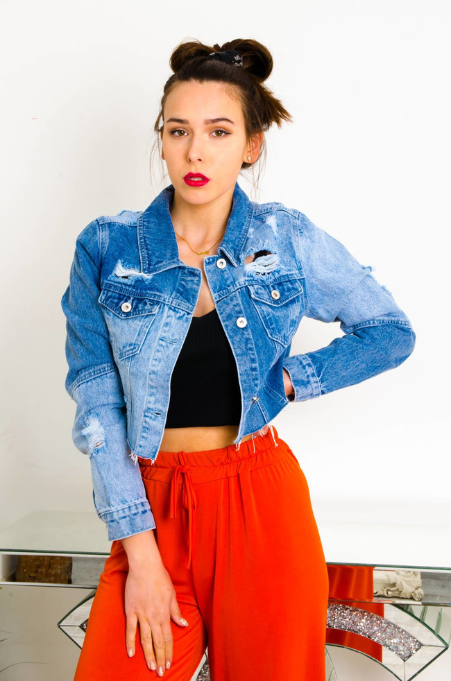 KRÓTKA KURTKA JEANSOWA Z ŁĄCZONYCH MATERIAŁÓW