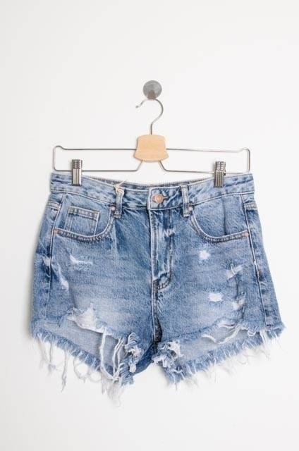 JASNE JEANSOWE SZORTY Z PRZETARCIAMI-WYSOKI STAN