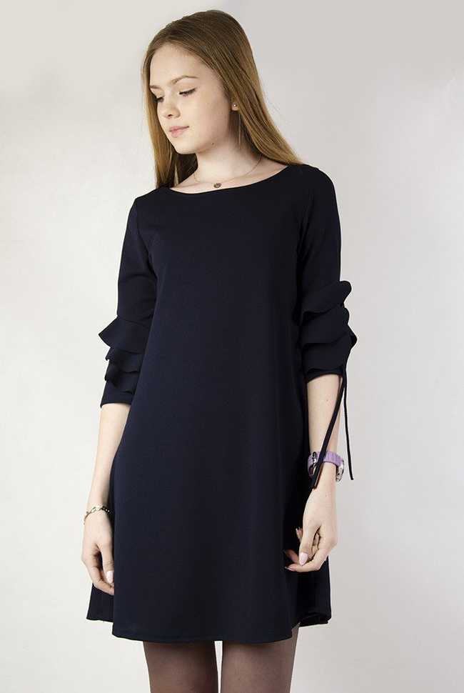 Granatowa sukienka z falbanami przy rękawach