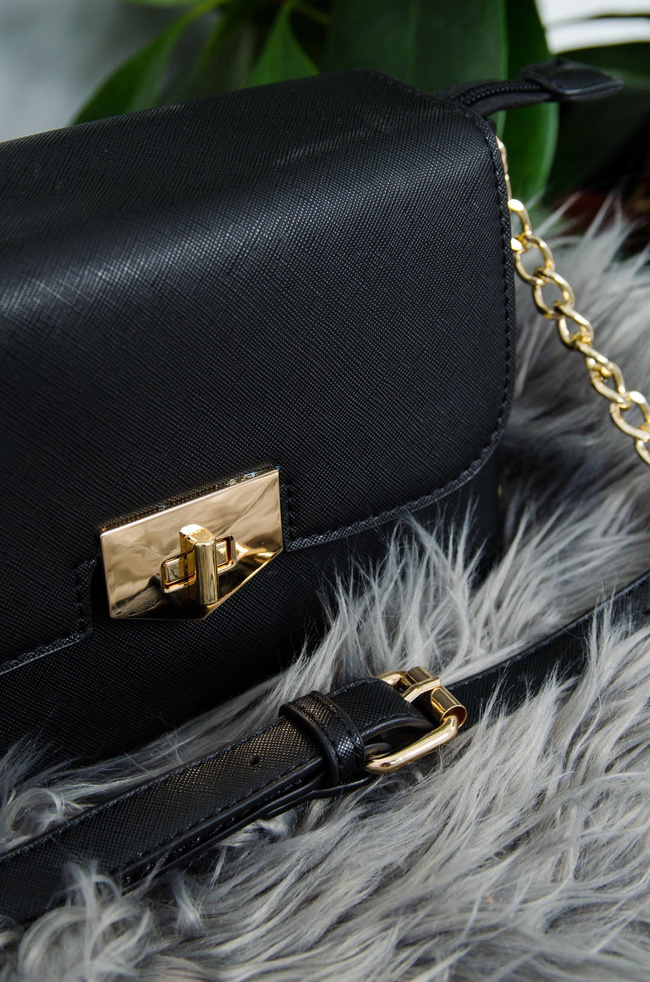 CZARNA TOREBKA LISTONOSZKA ZE ZŁOTYMI GUZIKAMI