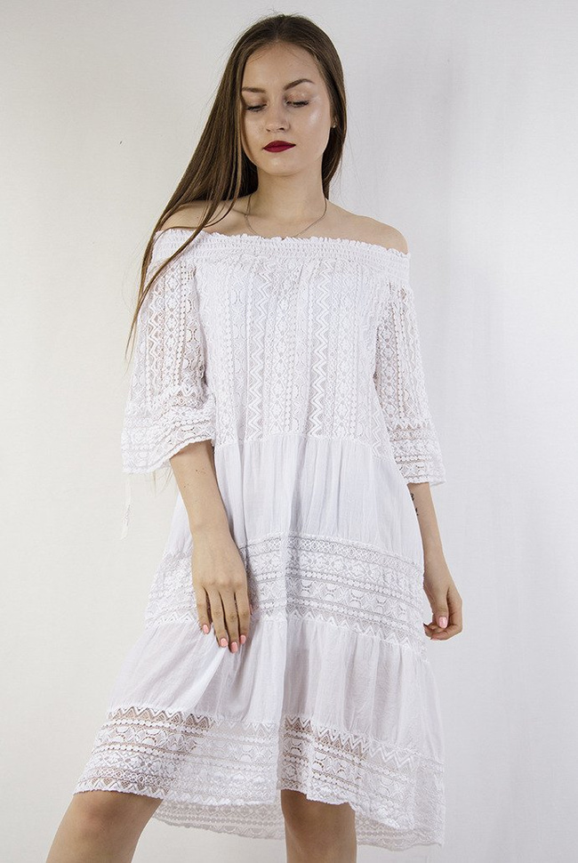 Biała sukienka z ażurowymi wstawkami