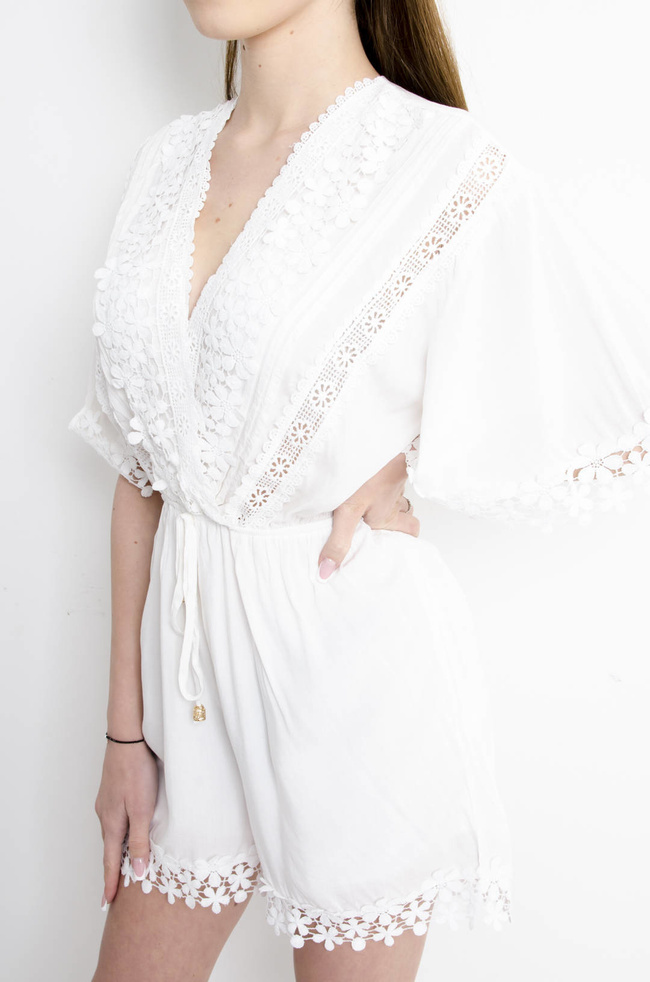 KOMBINEZON AŻUROWY W KOLORZE BIAŁYM