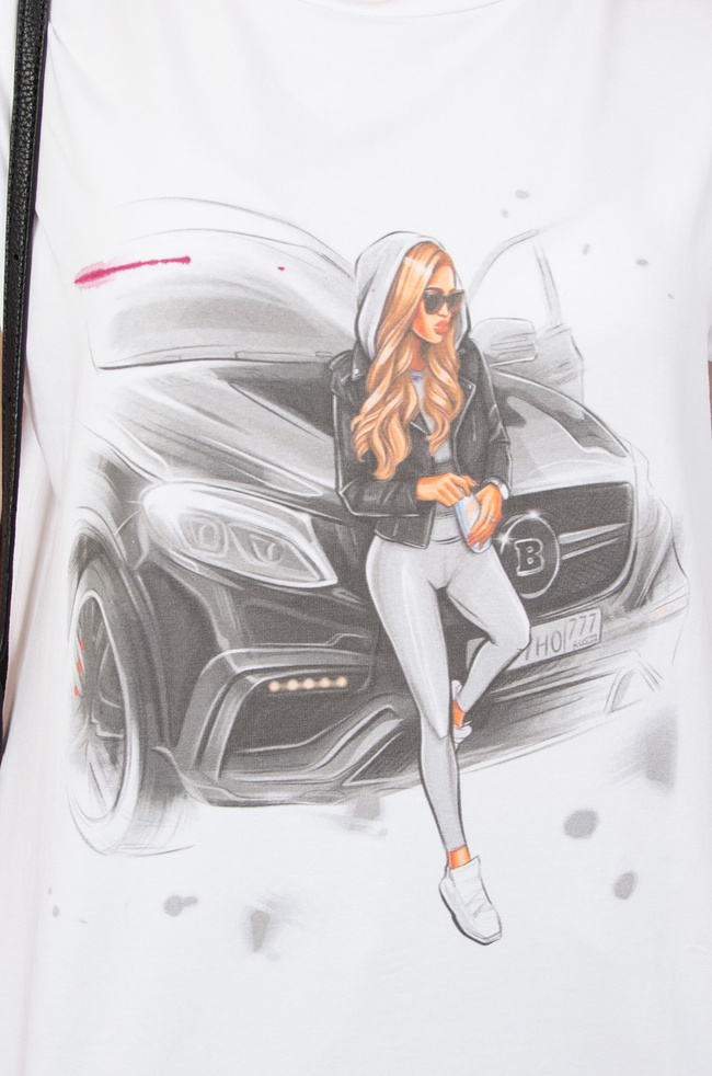 Biały T-shirt z motywem kobiety z samochodem