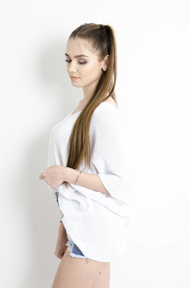 SWETER DZIANINOWY OVERSIZE Z KRÓTKIM RĘKAWEM- BIAŁY