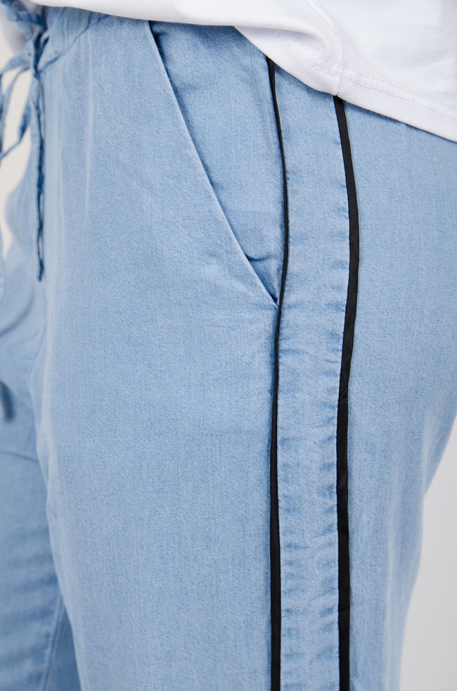 Niebieskie spodnie materiałowe z lampasami