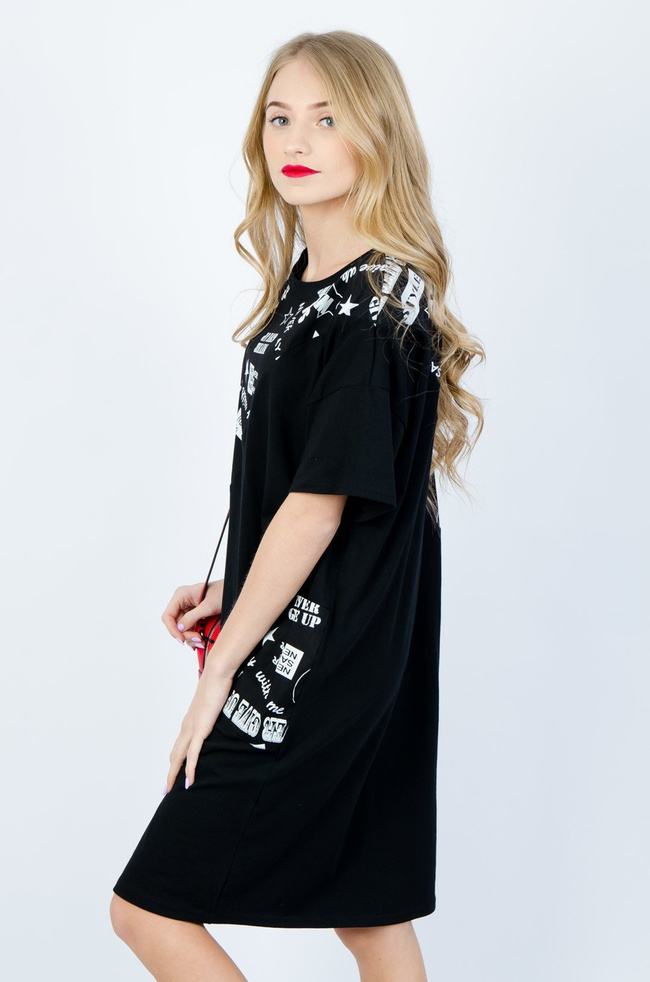 BAWEŁNIANA SUKIENKA OVERSIZE Z NAPISAMI W KOLORZE CZARNYM