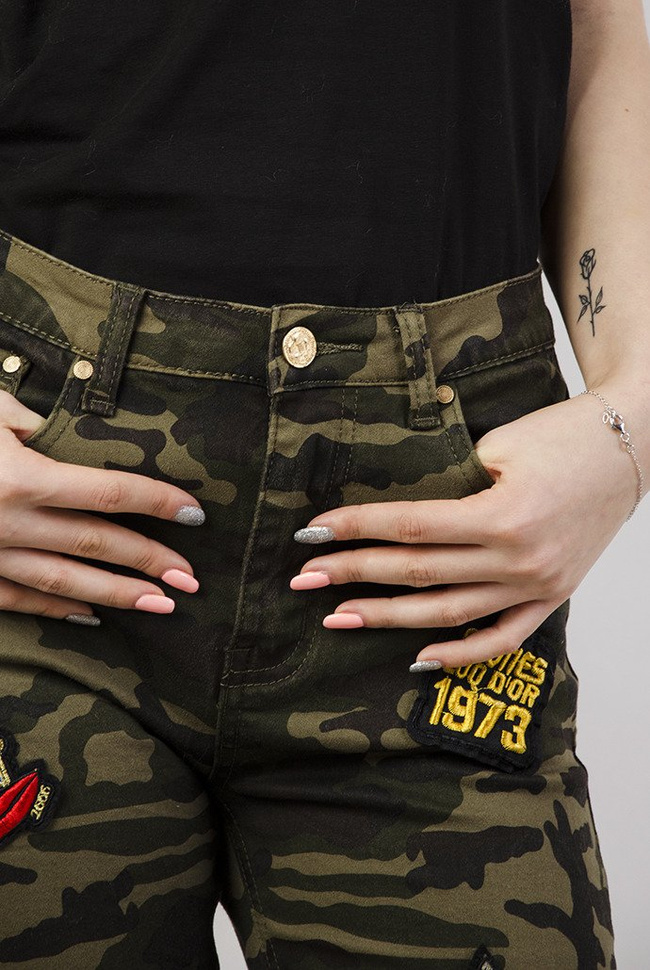 Spodnie moro z naszywkami