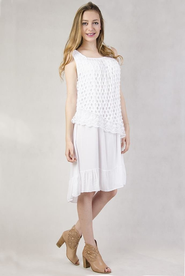 Biała sukienka z ażurowymi zdobieniami