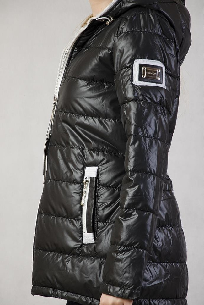 Pikowana kurtka z szarym zamkiem, ściągana z tyłu, czarna