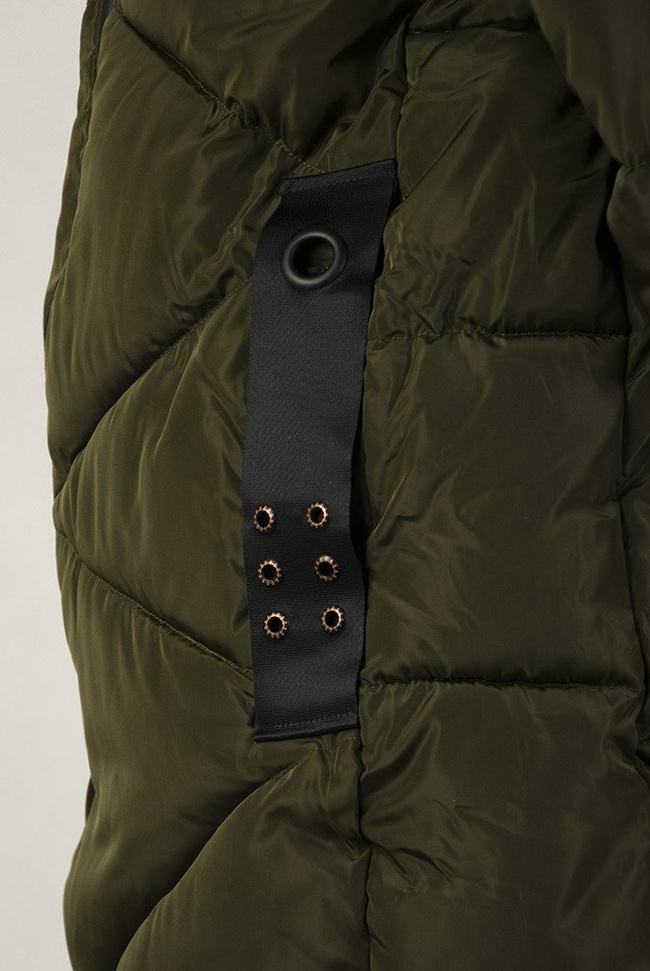 Zielona pikowana kurtka z ozdobnymi paskami przy kieszeniach