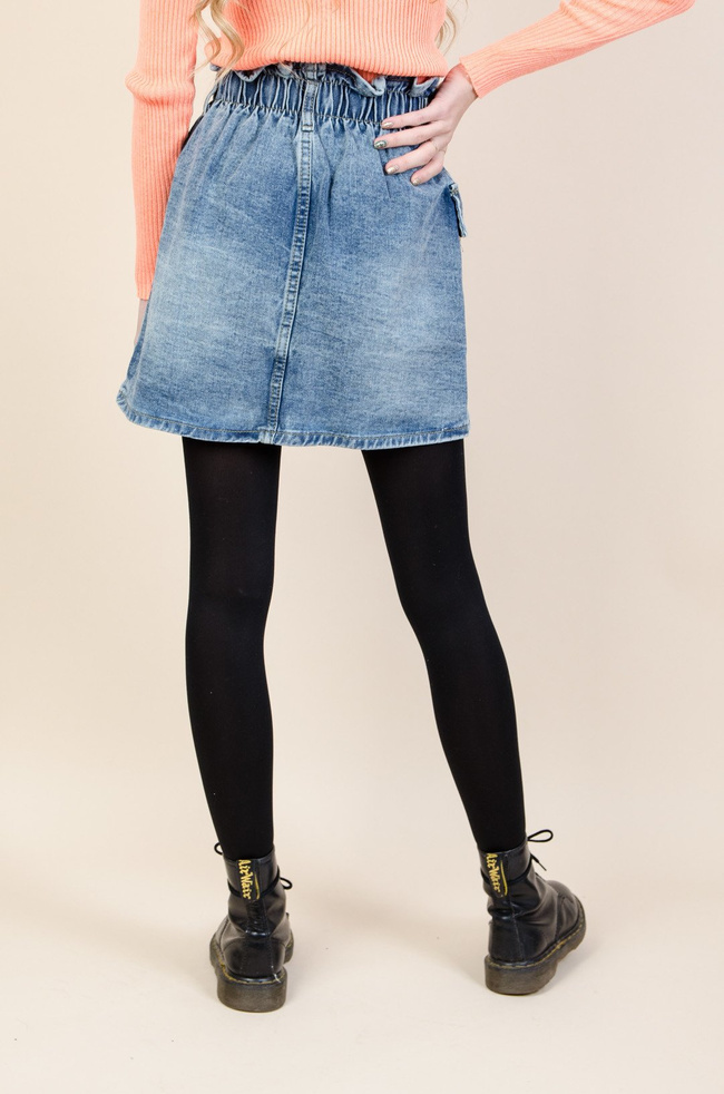 Jeansowa spódnica zapinana na guziki z łańcuszkami