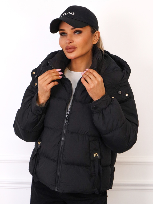 KURTKA PIKOWANA Z OZDOBNYMI NASZYWKAMI PRZY KIESZANIACH- CZARNA