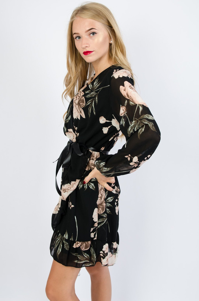 Czarna sukienka w kwiaty
