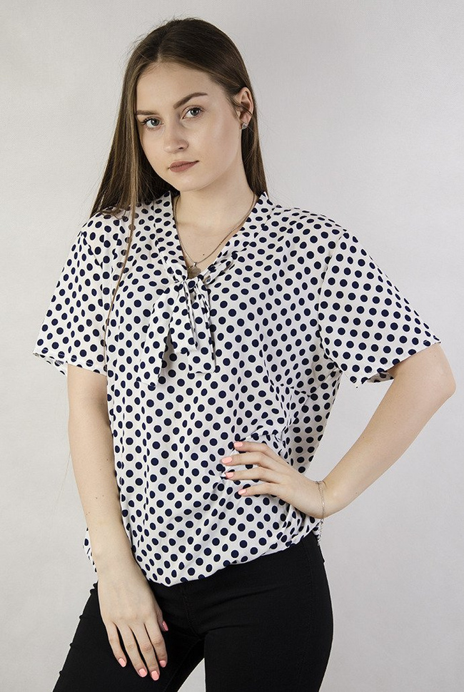 Biała bluzka w kropki z wiązaniem w dekolcie
