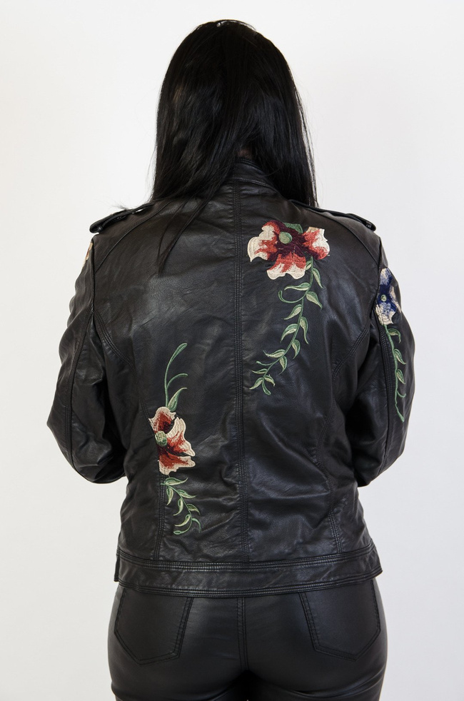 Czarna ramoneska z wyszywanym kwiatem