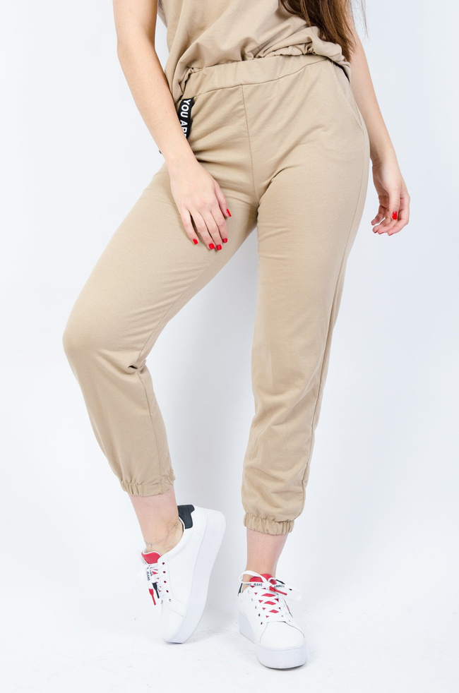 BEŻOWY KOMPLET DRESOWY Z LAMPASAMI 