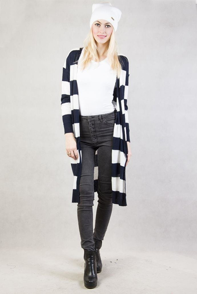 Biała czapka z blaszką "JACOB"