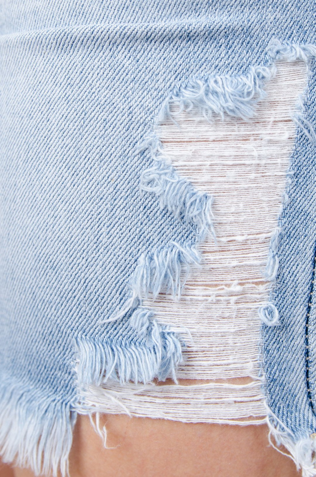 Jeansowe bermudy z przetarciami 