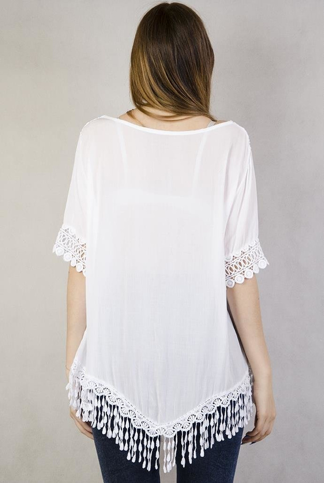 Biała, asymetryczna bluzka z ażurowymi zdobieniami i frędzelkami