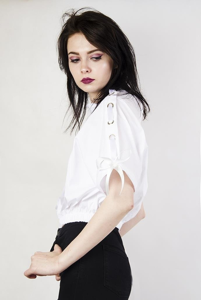 Biała bluzka koszulowa ze wstążką i gumą w pasie