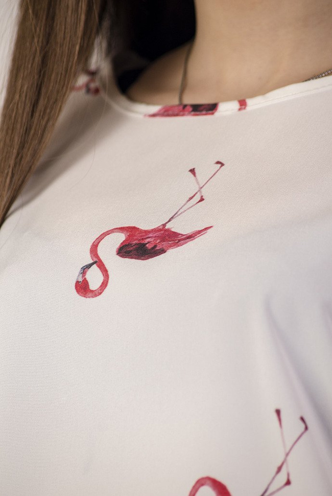 Zwiewna biała bluzka w flamingi