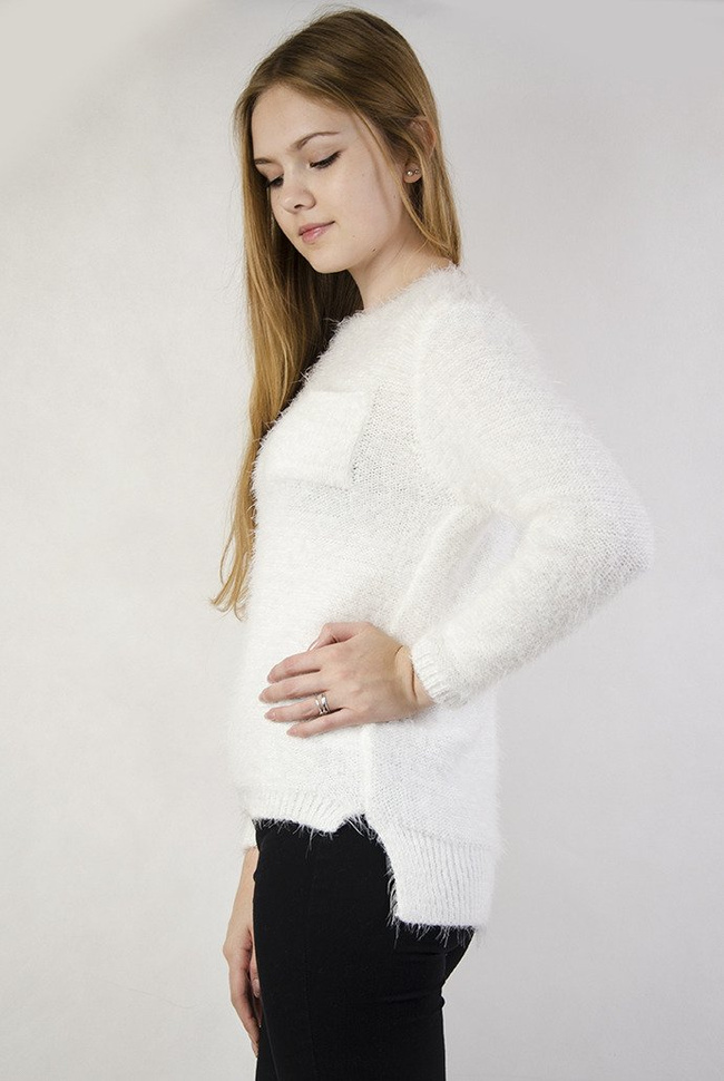 Biały, włochaty sweterek