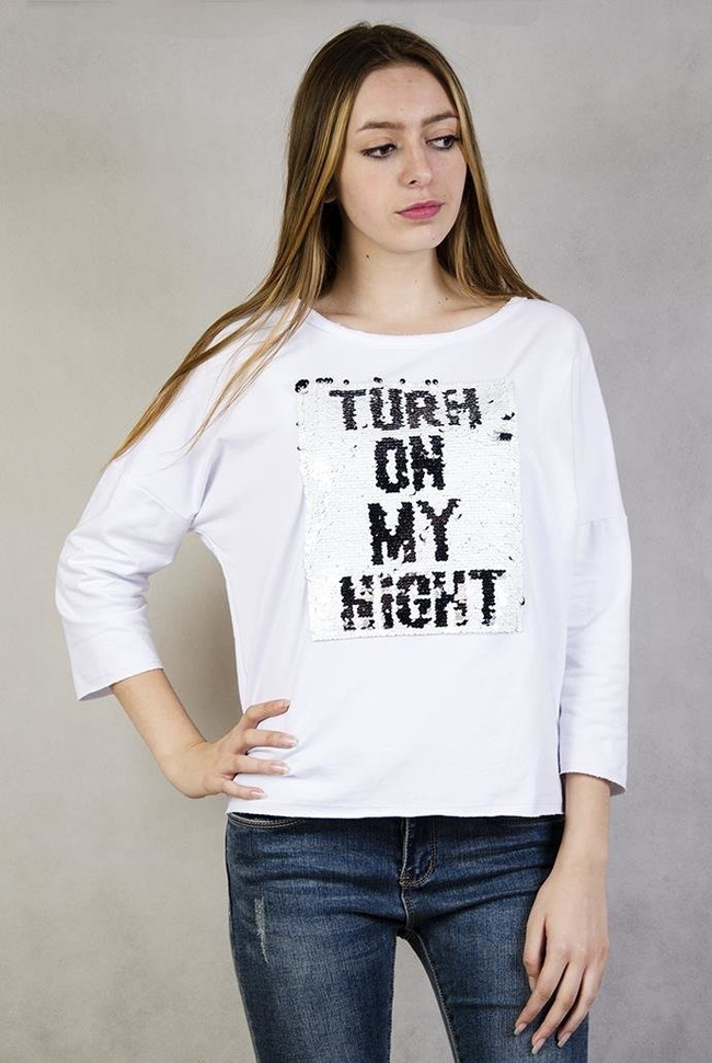 Biała bluzka z napisem z cekinów