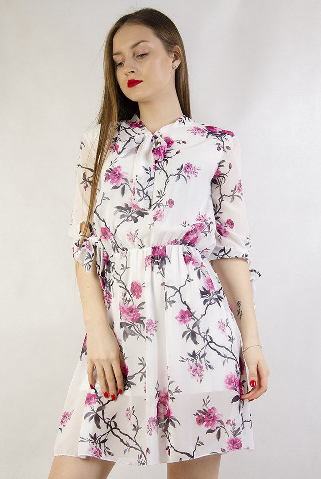 Biała zwiewna sukienka w kwiaty z gumką w pasie