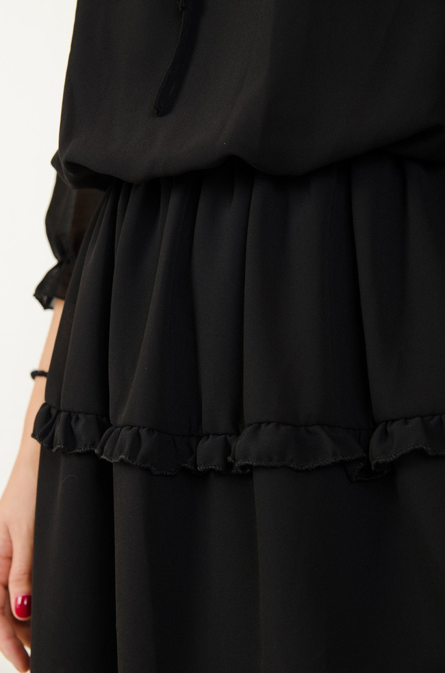 Czarna sukienka hiszpanka z wiązaniem przy dekolcie