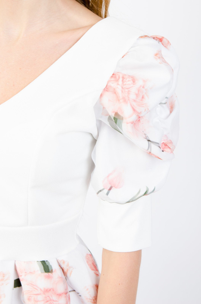 BIAŁA ROZKLOSZOWANA SUKIENKA Z BUFKAMI