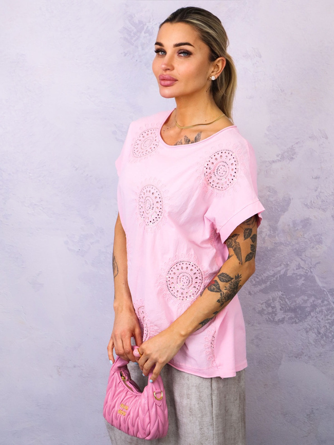 BLUZKA Z HAFTOWANYM WZOREM ZDOBIONA CEKINAMI- RÓŻOWA