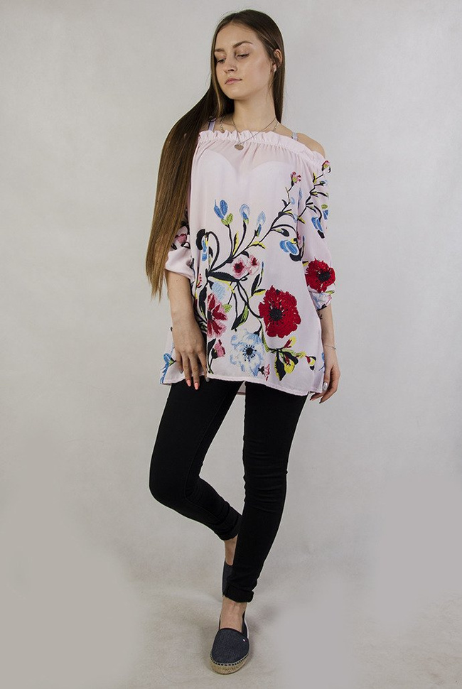 Jasnoróżowa bluzka w motyw kwiatowy, z hiszpańskim dekoltem