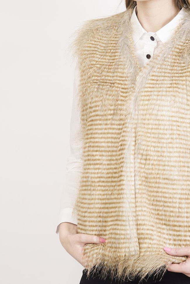 Beżowa, włochata kamizelka