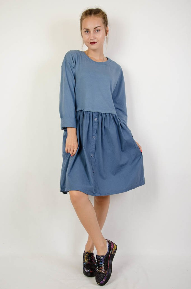 Niebieska rozkloszowana sukienka z dresową górą