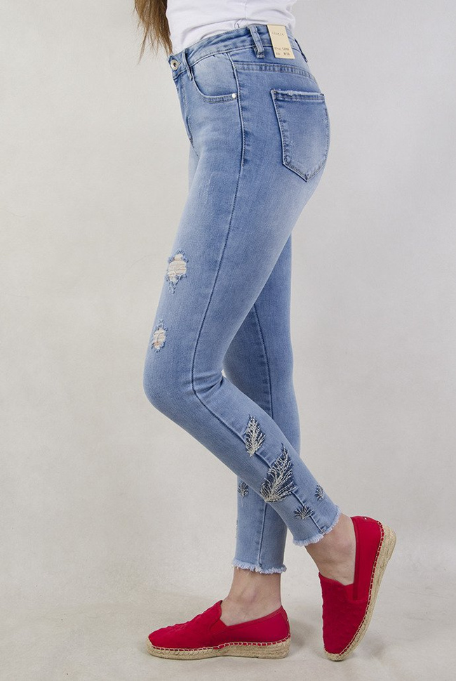 Jasne spodnie jeansowe z wyszywanymi piórkami