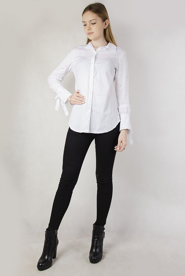 Biała koszula z perełkami oraz wiązaniem przy rękawach