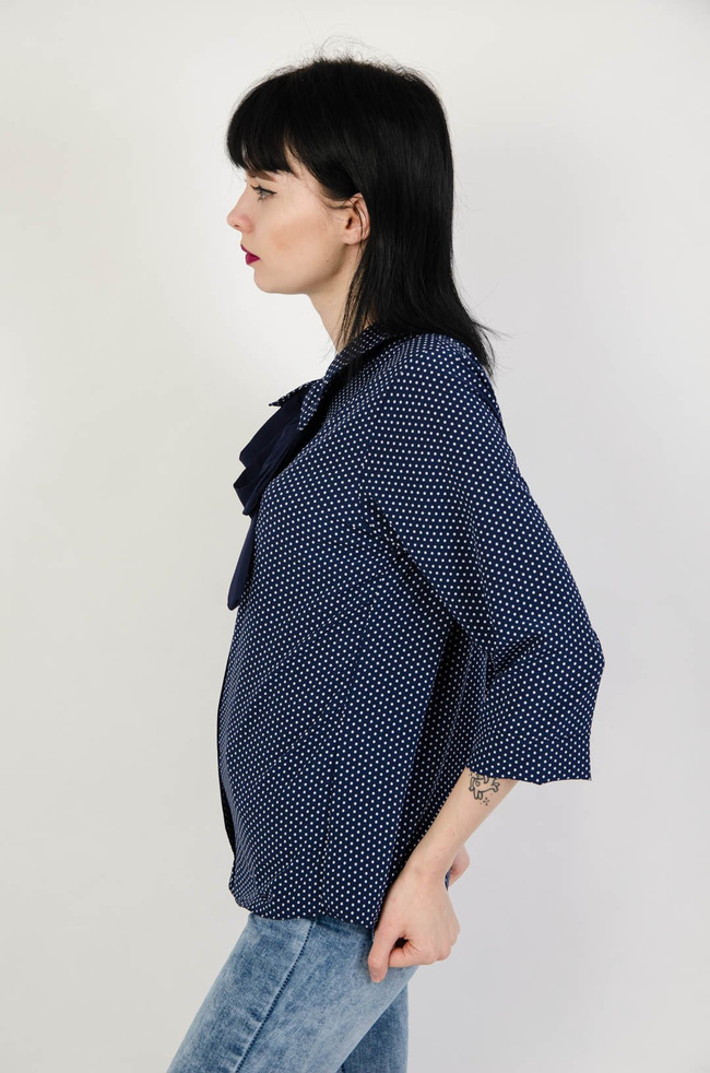 Granatowa bluzka w białe kropki z kokardą