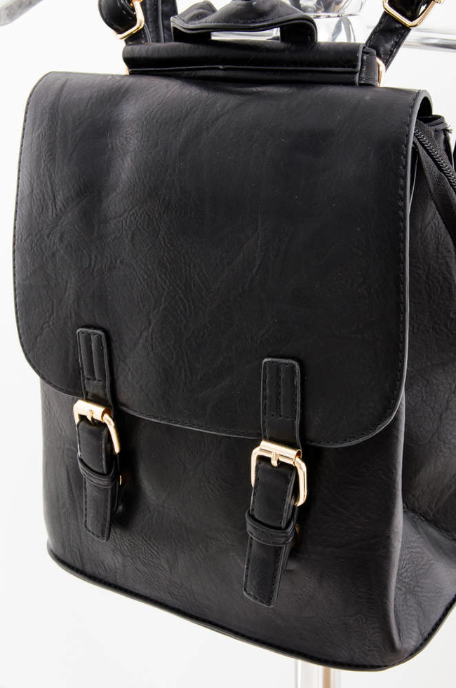CZARNY PLECAK Z IMITACJI SKÓRY Z OZDOBNYM ZAPIĘCIEM 
