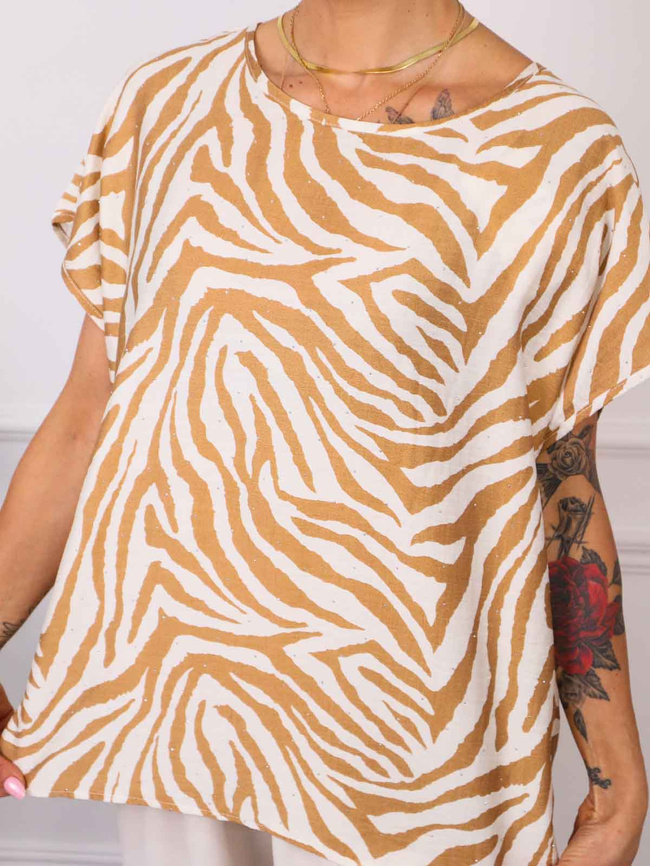 T-SHIRT OVERSIZE W ZEBRĘ Z OZDOBNYMI CYRKONIAMI- BRĄZOWY