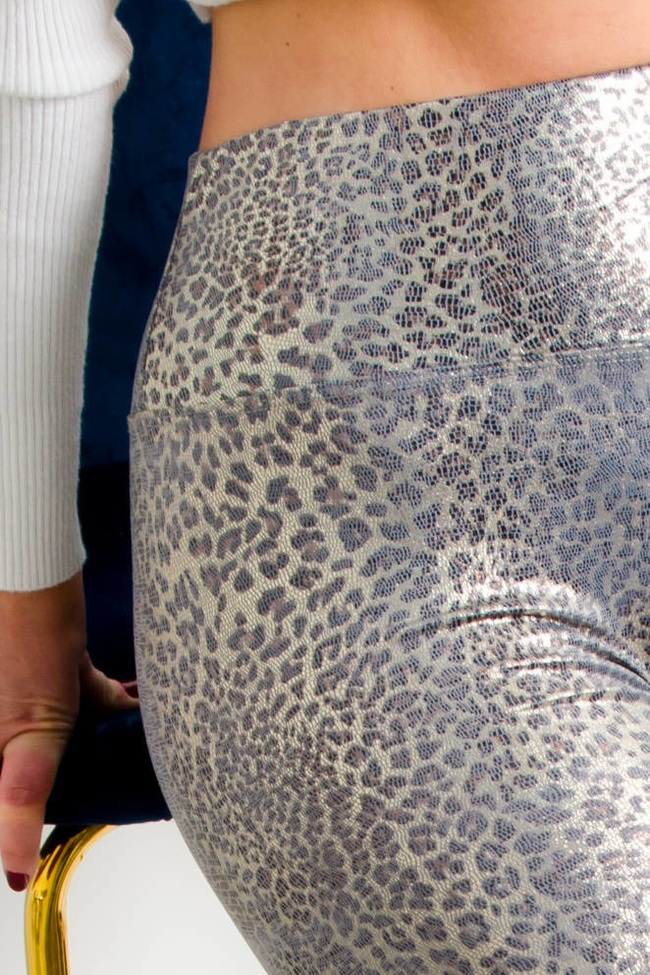 SREBRNE POŁYSKUJĄCE LEGGINSY W PANTERKĘ-WYSOKI STAN