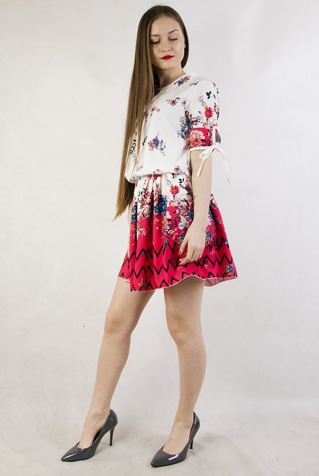 Biała sukienka z motywem kwiatowym z gumką w pasie